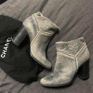 vintage 90s chanel cc logo shearling lined heeled boooties